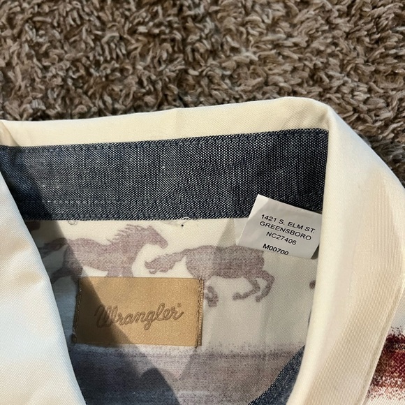 NWT Wrangler Western Shirt Women’s Medium  White/Red Horses Long Sleeve - Picture 3 of 8